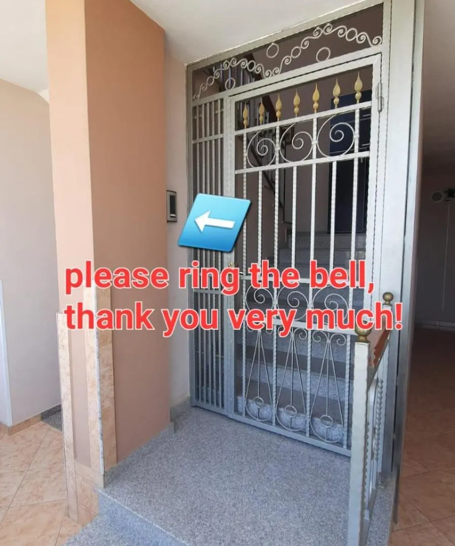 Crew Hostel تيرانا