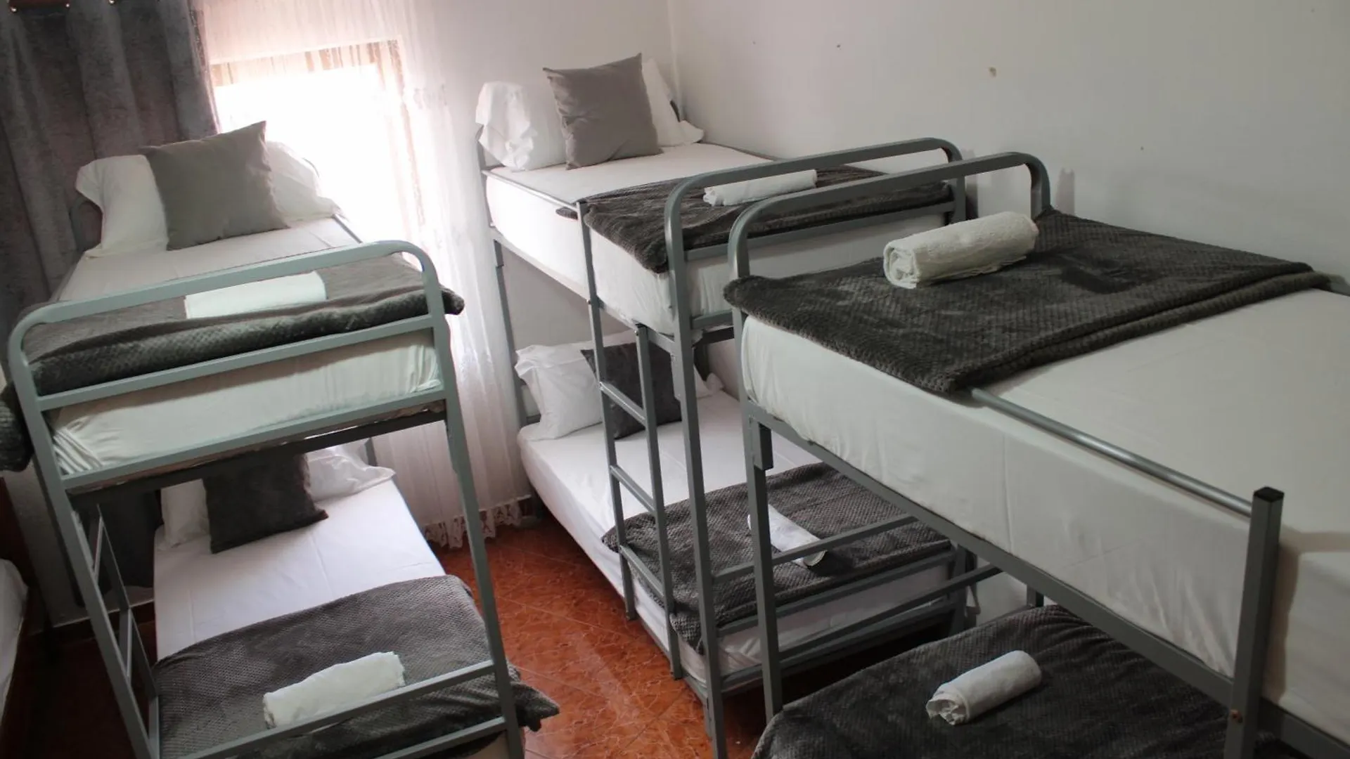 Crew Hostel تيرانا